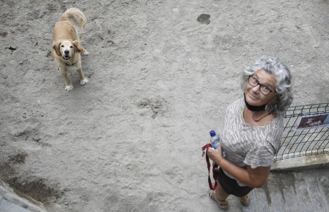 Un gos amb la propietària en un pipican d’Escaldes-Engordany.