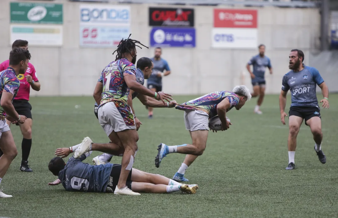 Acció defensiva del 7 Fantastic, l’equip francès que es va imposar a la final del Torneig Internacional de rugbi de set. Foto: Facundo Santana