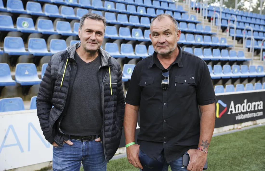 El VPC Andorra, amb el president Gerard Giménez al capdavant, va presentar ahir als jugadors el nou entrenador, Jean Arnaudin, i el nou mànager general, Eric Mercadier. Foto: Facundo Santana