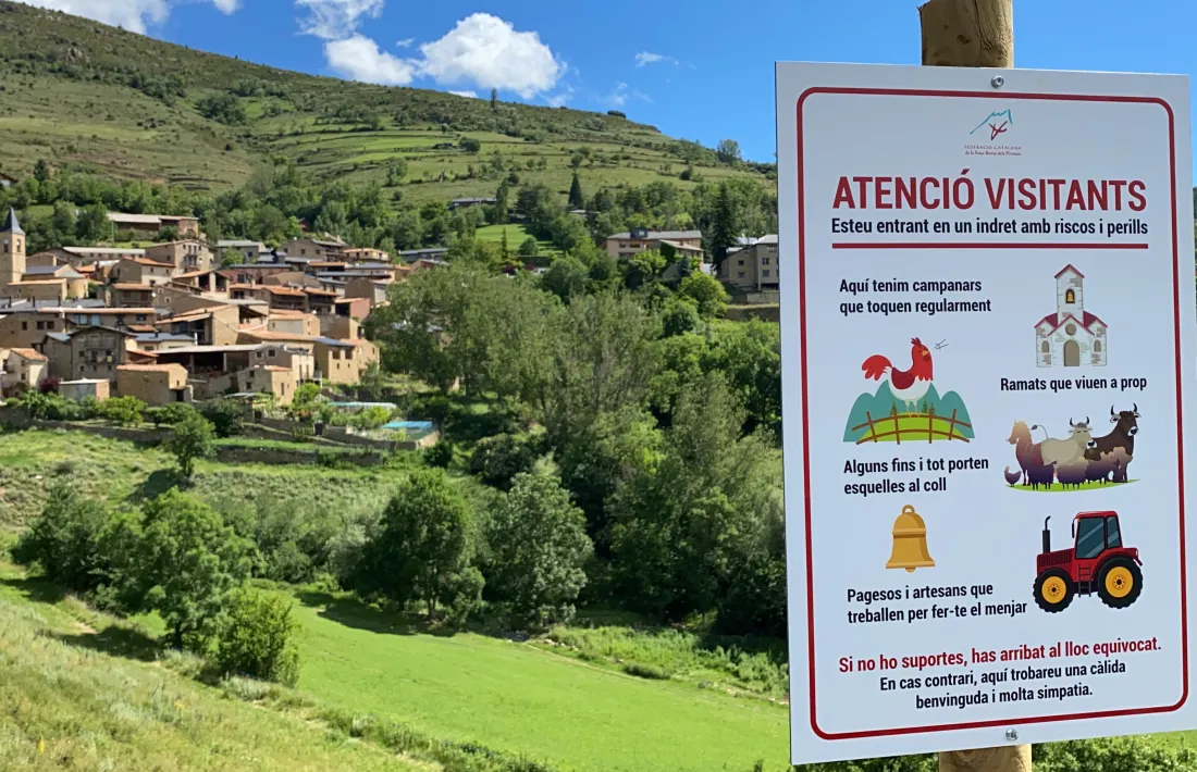 Un dels cartells de la campanya ‘Atenció visitants’ que busca facilitar la convivència entre el sector primari i els visitants.