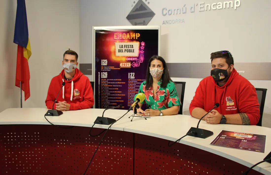 La cònsol major, Laura Mas, juntament els representants de la comissió de festes d'Encamp, Nelson Damas i Joel Afonso.