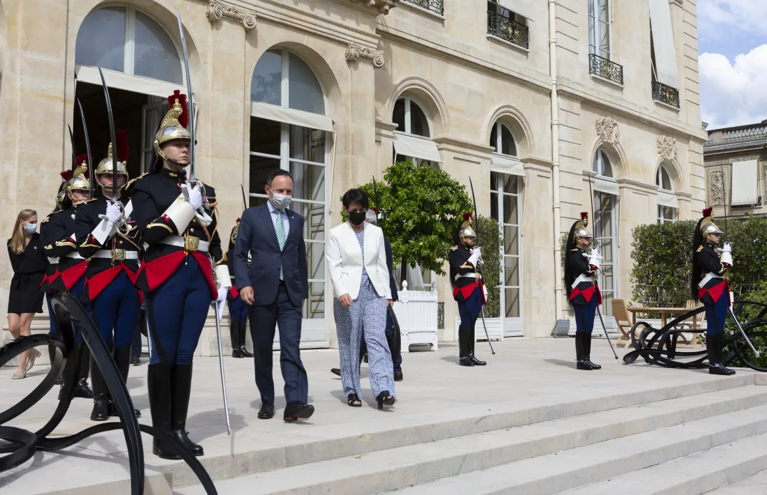 Xavier Espot i Roser Suñé sortint del Palau de l’Elisi, aquest dilluns.