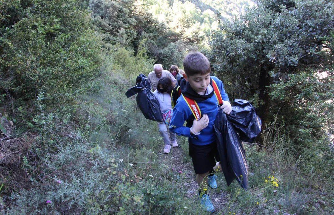Alumnes participants al 'Clean Up Day' de Sant Julià de Lòria.