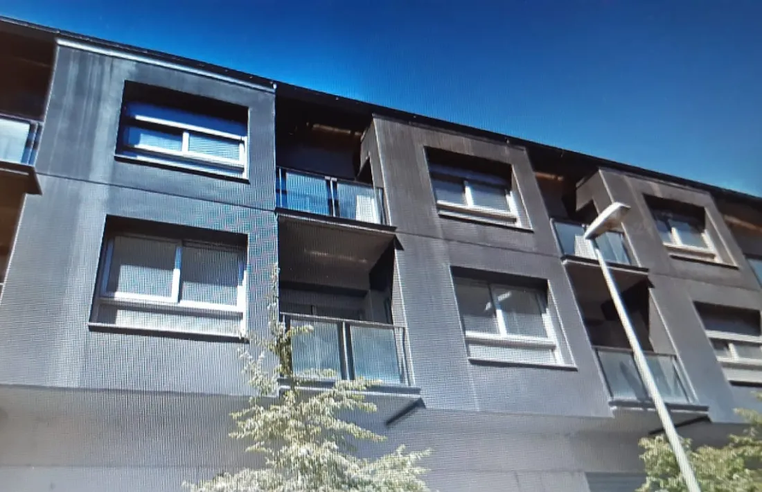 Edifici del carrer Monturull, cantonada amb el carrer de les Aigües.