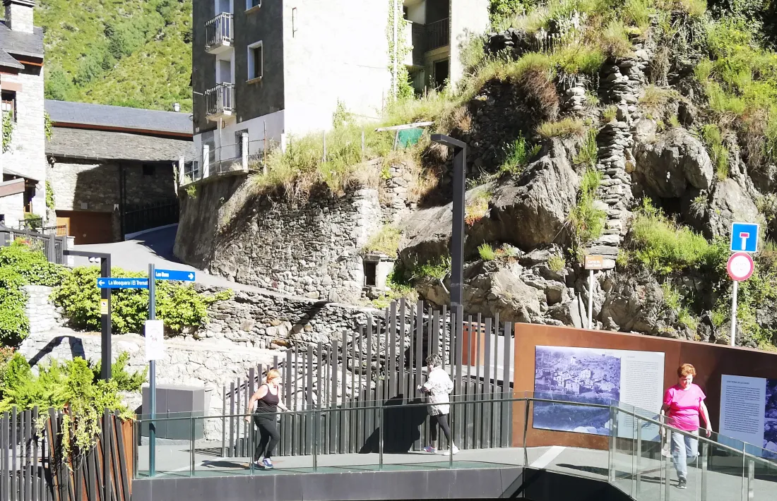 Persones caminant a Encamp.