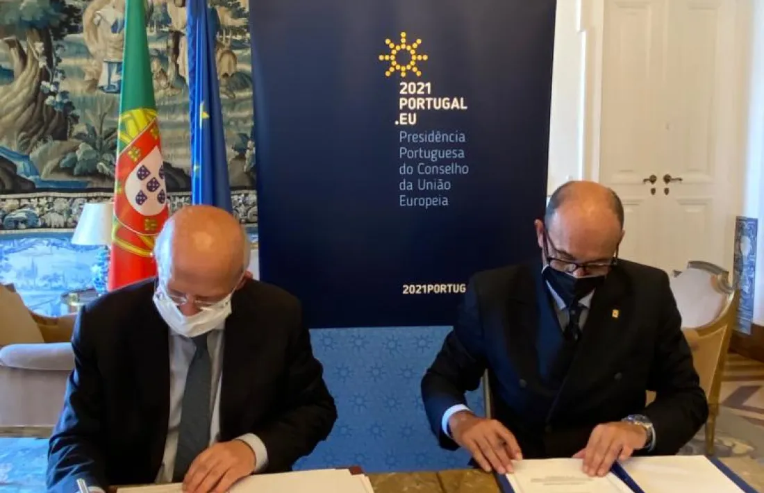 Moment de la signatura de l'acord.