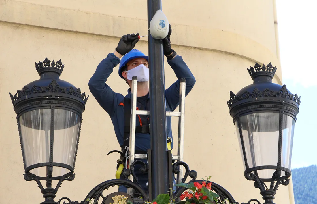 Un tècnic instal·la un concentrador a Príncep Benlloch, avui.