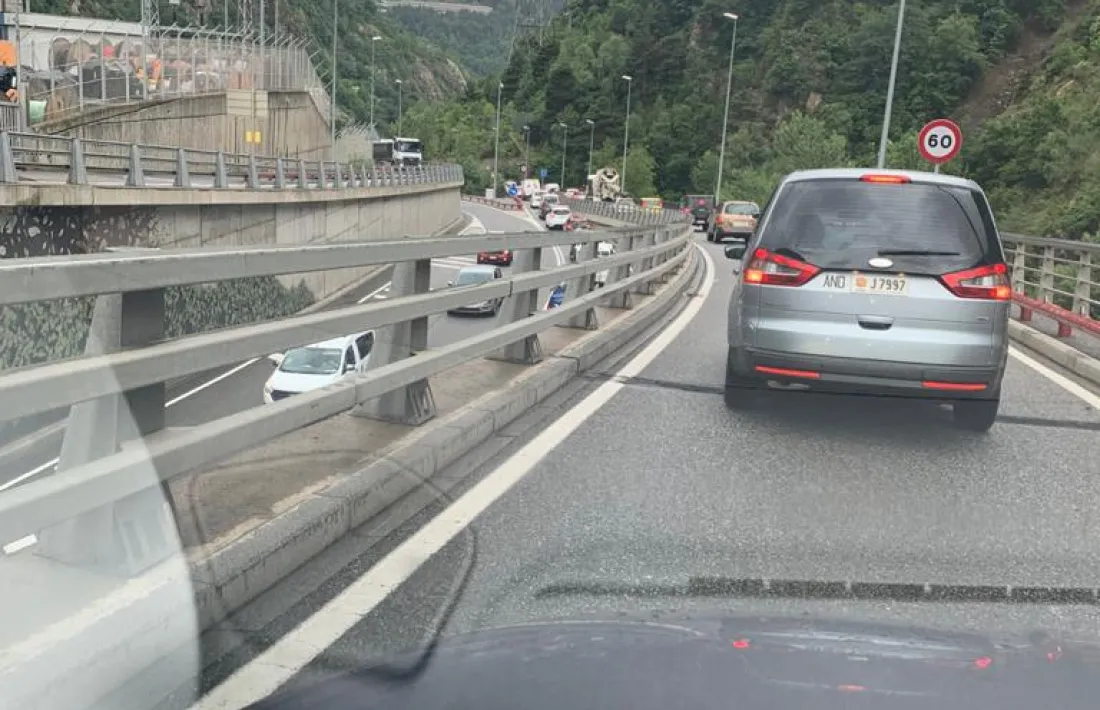 Vehicle fent cua sortint del túnel de les Dos Valires en sentit Escaldes.