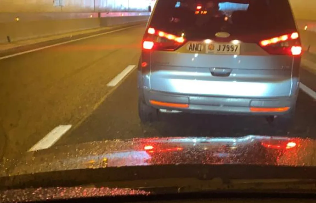 Vehicles aturats dins del túnel de les Dos Valires.