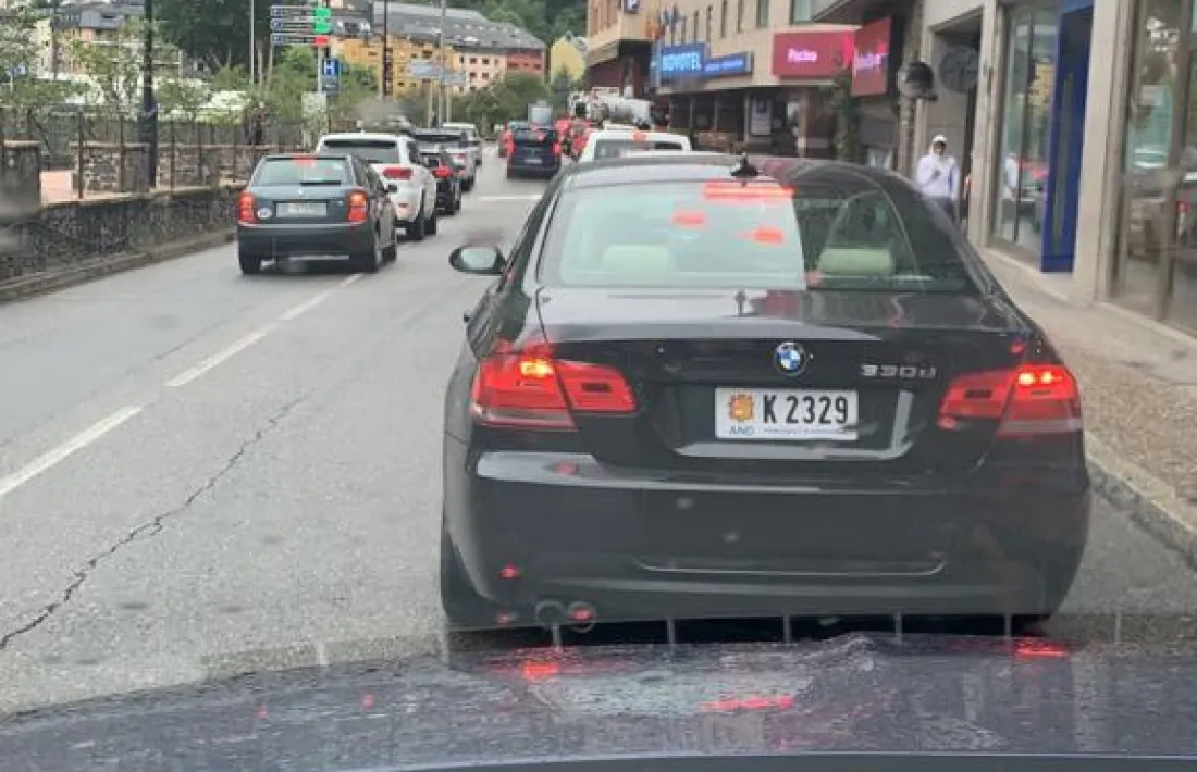 Retencions al carrer Prat de la Creu aquest matí.
