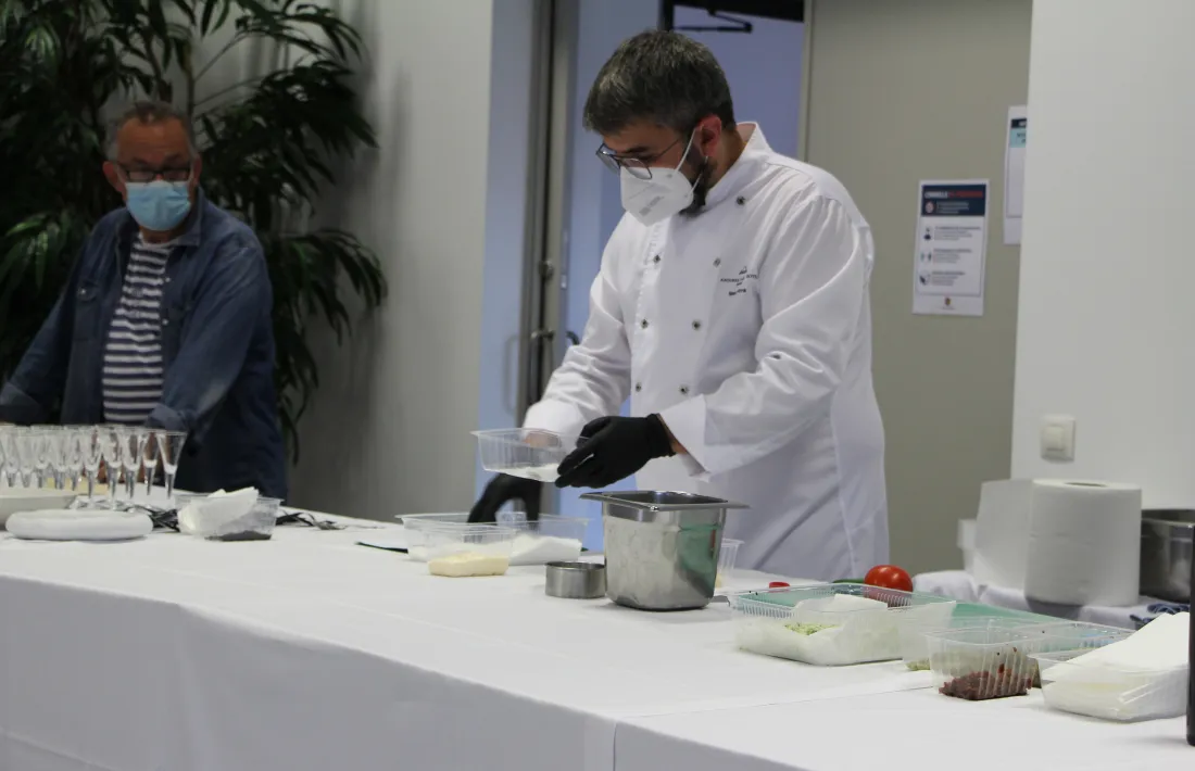El cuiner Marc Mora durant un dels tallers.