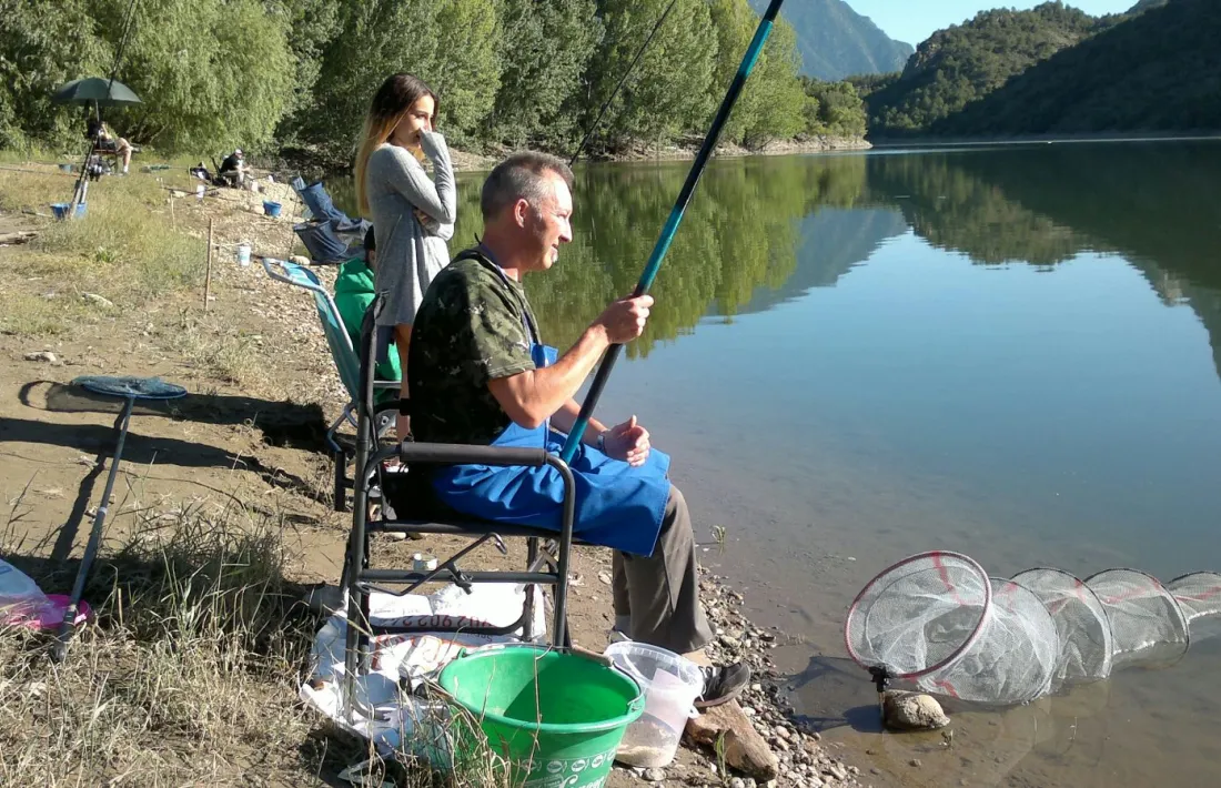 Imatge d’arxiu de pescadors prenent part en un concurs al pantà d’Oliana. 