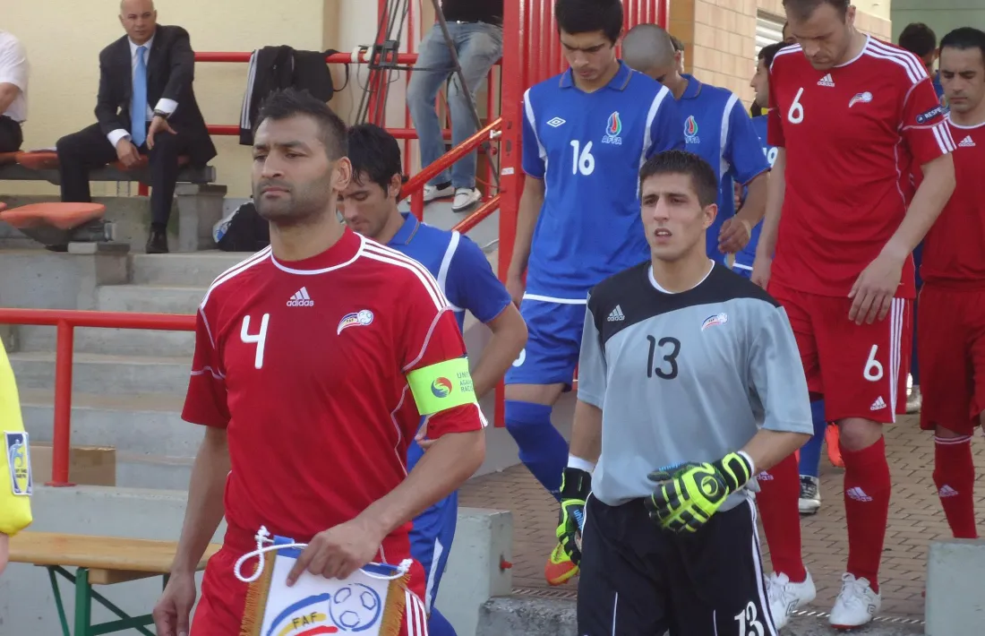 Ferran Pol, al seu voltant té dos centenaris de la selecció, Òscar Sonejee i Ilde Lima. Foto: Facebook