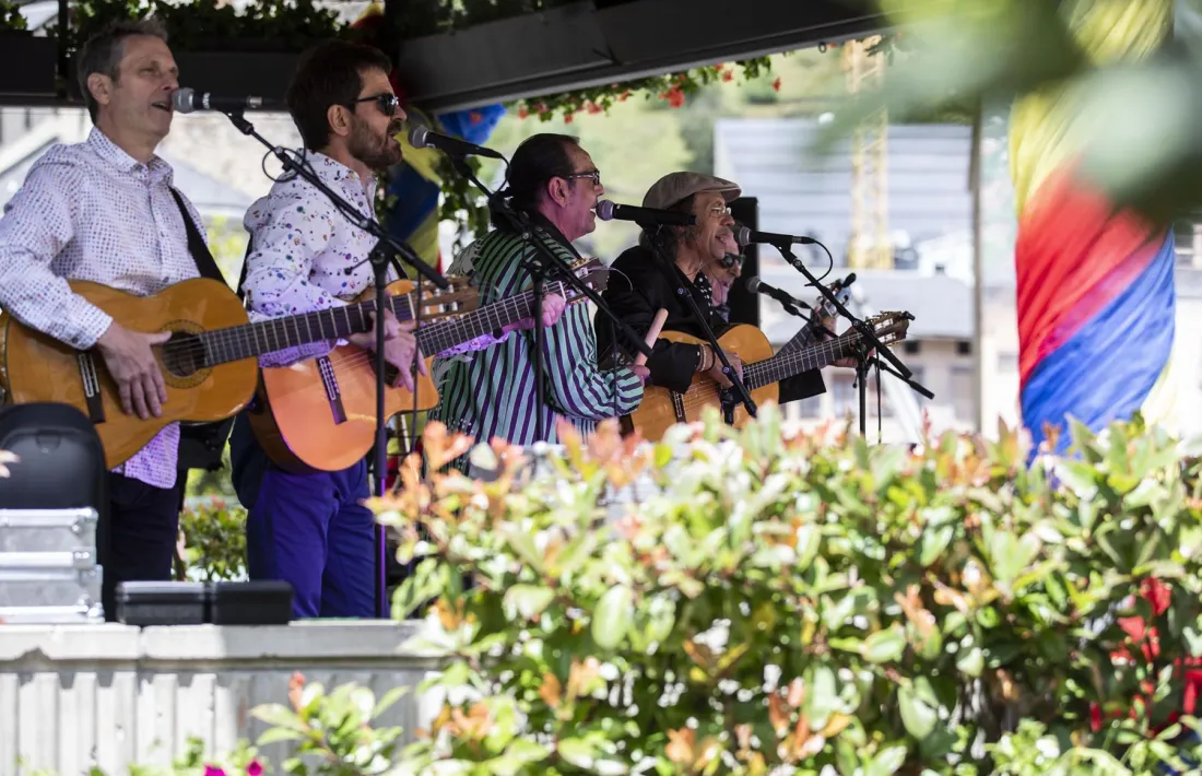 Los Manolos durant l'actuació a la plaça del Poble.