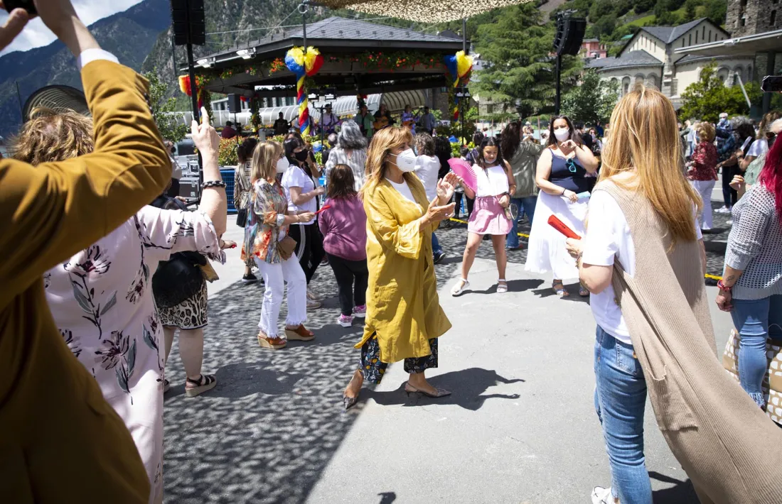 La cònsol i altres autoritats no han dubtat a posar-se a ballar.