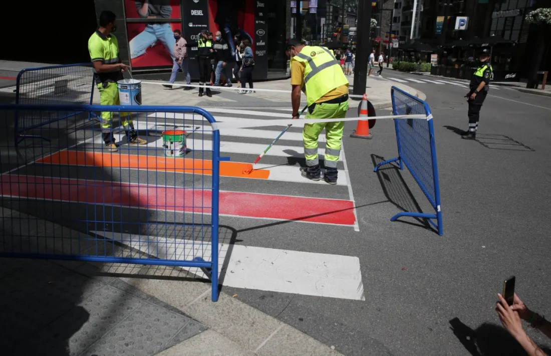 La pintada del pas de vianants a l’avinguda Meritxell d’aquesta tarda ha durat poc més d’una hora.