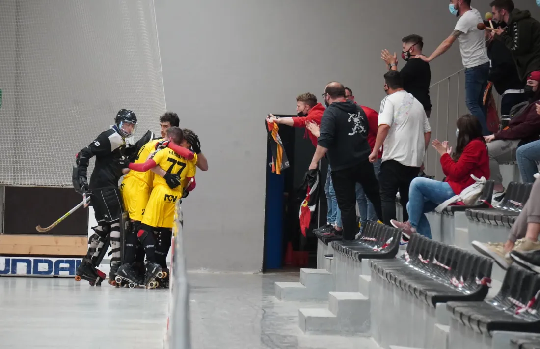 Gerard Miquel, amb el dorsal 77, celebra un gol amb el seus companys d’equip i també l’afició del CE Vendrell. Foto: @lavidadelaperiodista