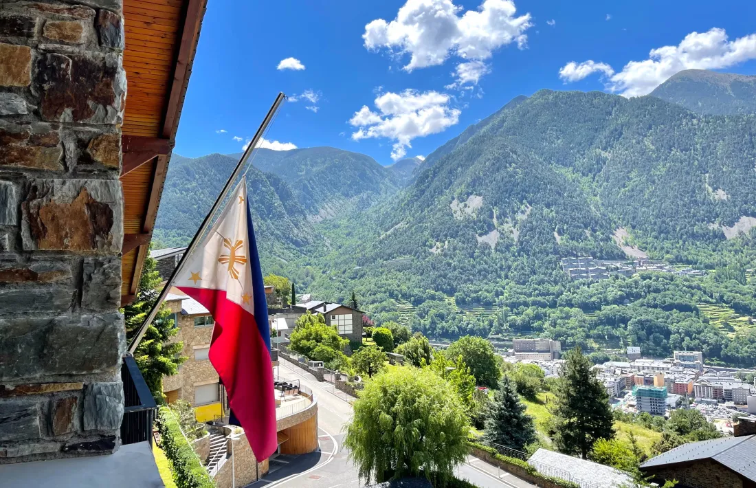 La bandera a mig pal, en senyal de dol. 