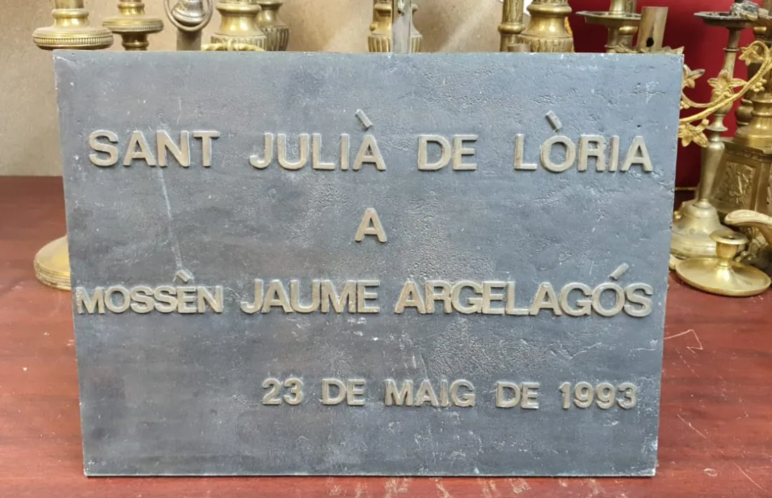 La placa en memòria de mossèn Jaume Argelagós tornarà aviat a la placeta al peu del campanar.