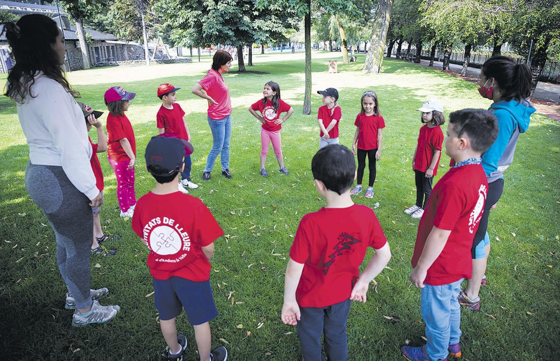 Infants participant en una activitat d’estiu organitzada pels comuns.