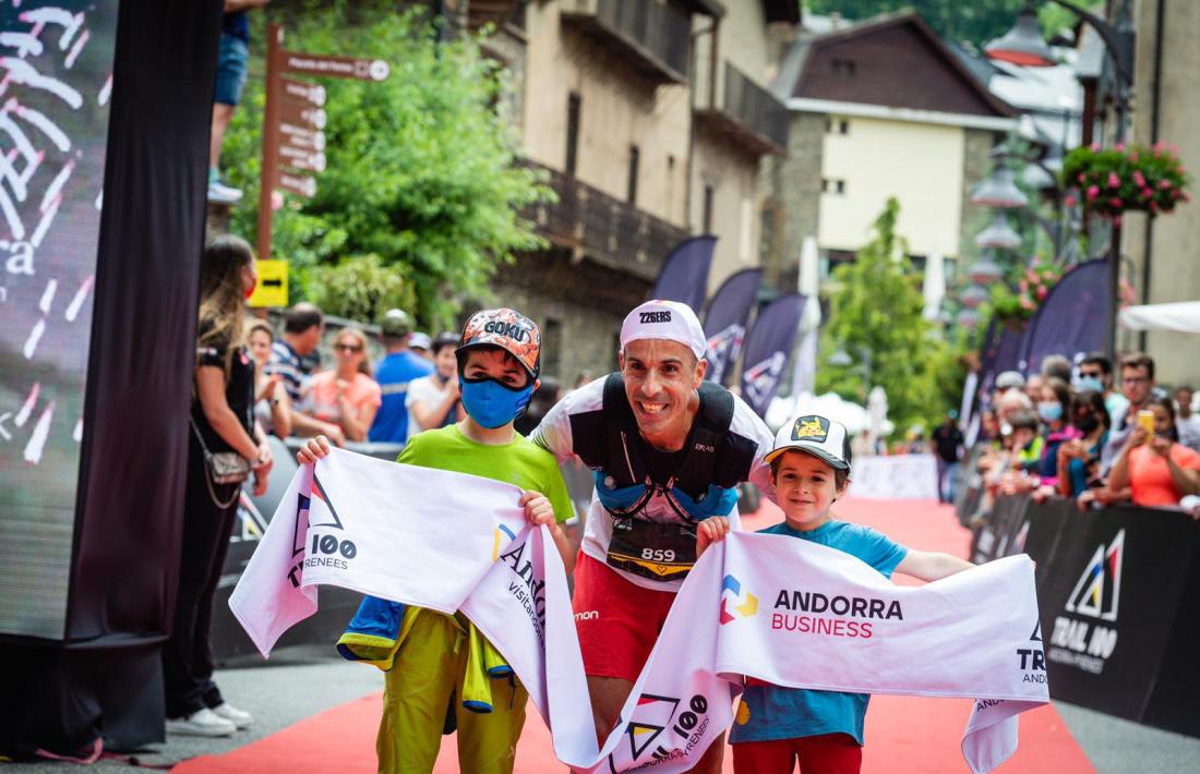 Òscar Casal va creuar la meta d’Ordino, de la prova de 25 quilòmetres de la Trail 100, al costat dels seus fills. Foto: Carles Iturbe