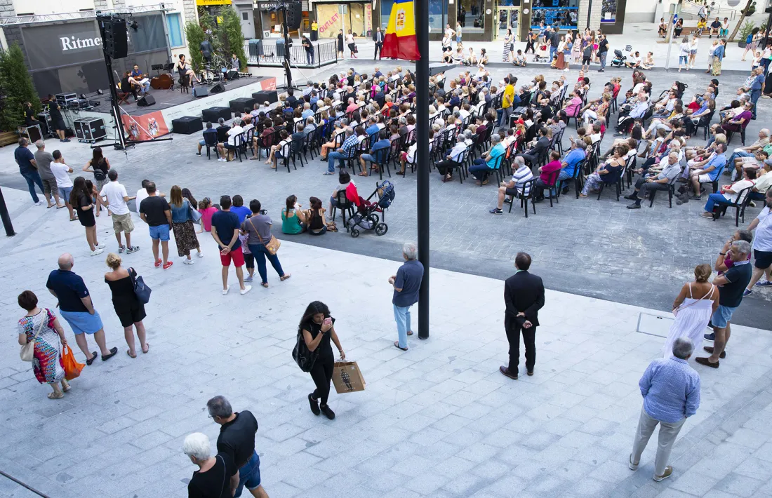 Imatge de la plaça de l’antiga caserna de bombers d’Andorra la Vella, mancada d’arbres.