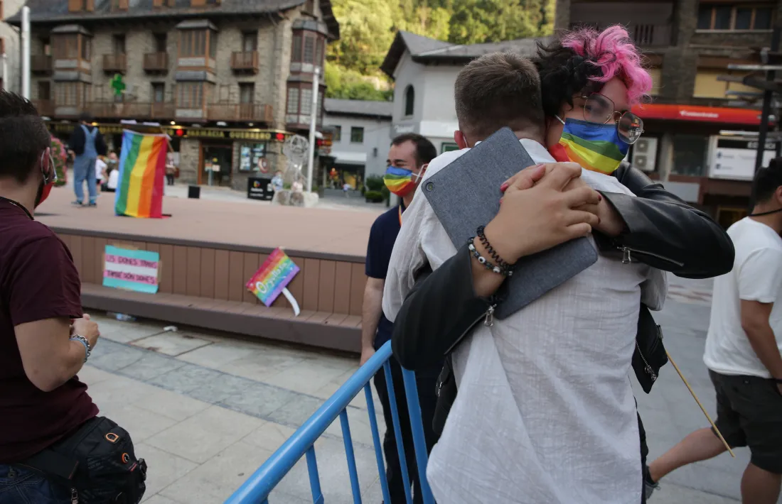L'autor del conte, Loan Poulet, s'abraça amb una de les lectores, Isabela Vargas.