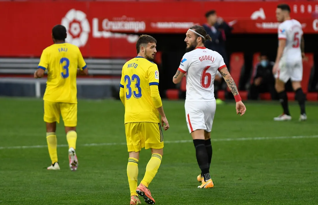Manuel Nieto va debutar a primera divisió espanyola amb el Cadis contra el Sevilla.