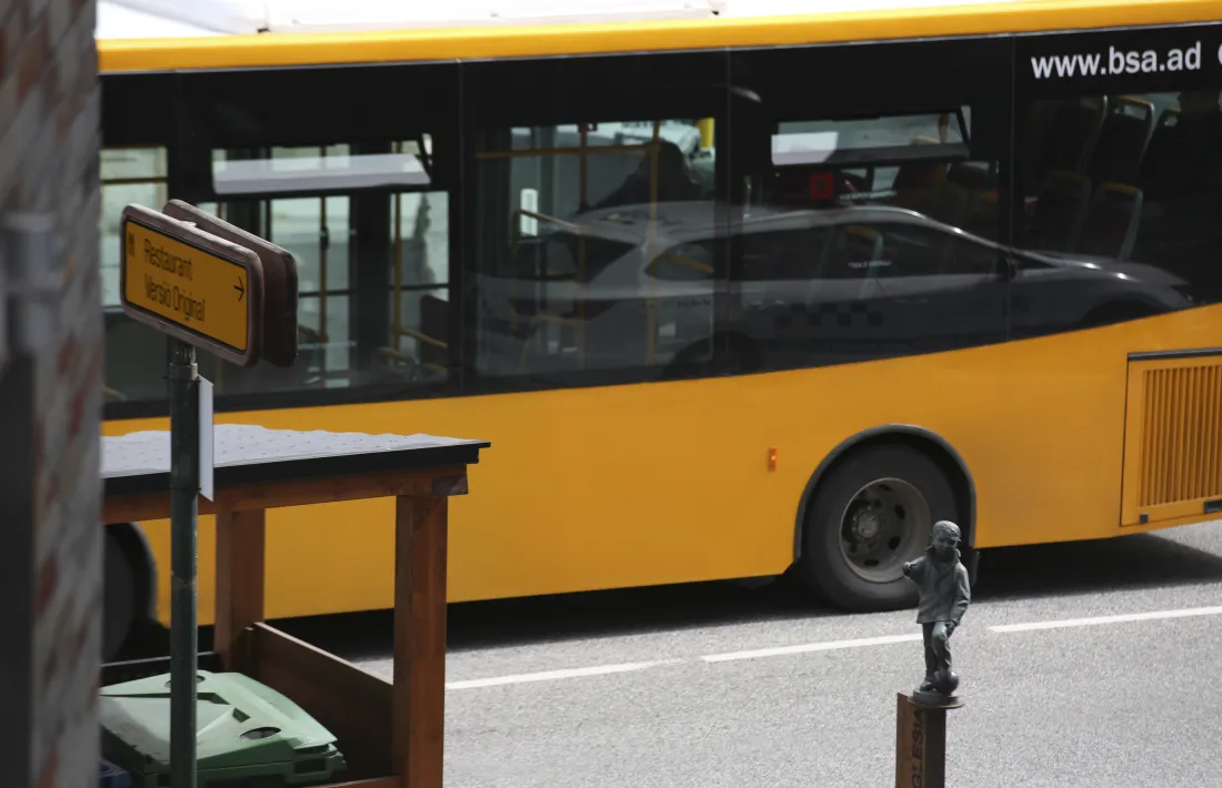 Un vehicle que realitza el servei de transport públic nacional.