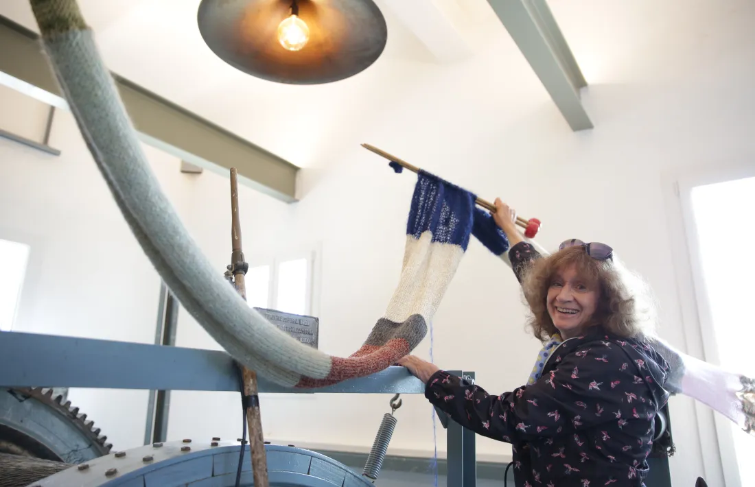 L’artista francesa Sally Ducrow teixeix una bufanda de 40 metres a la casa del guarda.