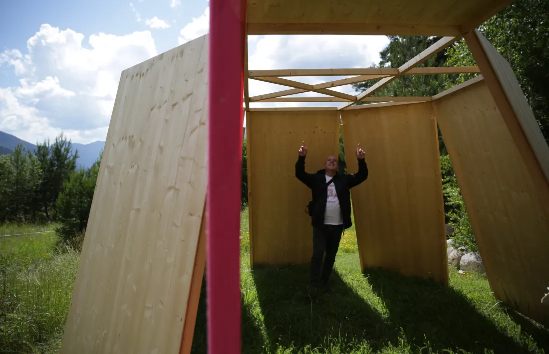 Pere Moles inspecciona ‘Luar’, de Marc Calvet i Diana Rando.