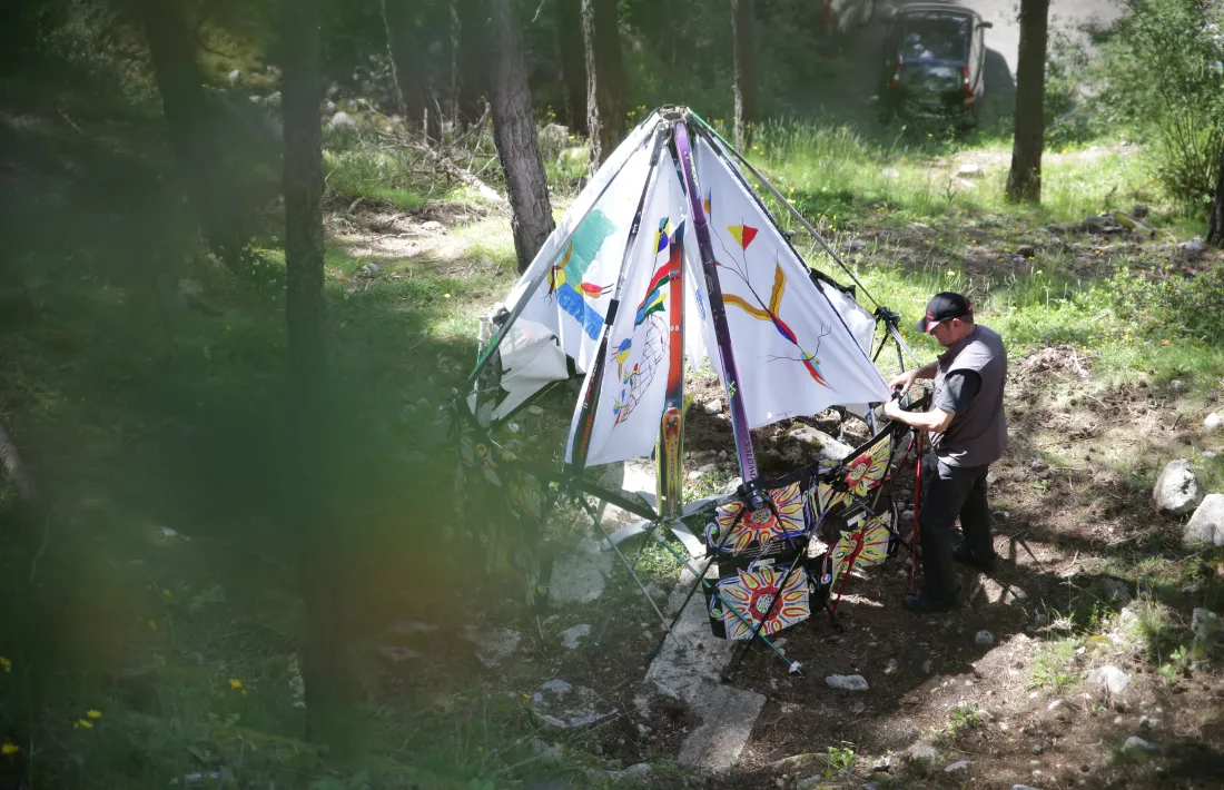  ‘Skiyurta’, el tipi amb estructura d’esquís i pals que ha construït Kala.