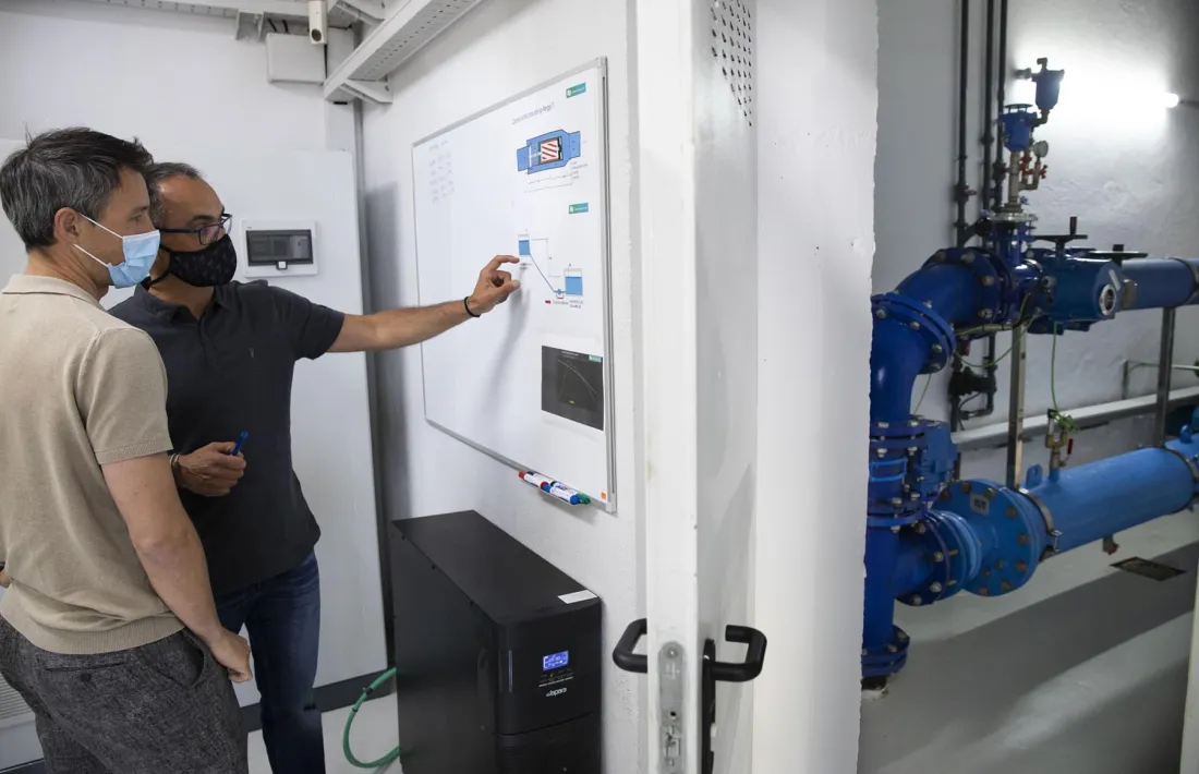 El cònsol menor, David Astrié, i el cap del servei d’aigües del Comú, Robert Rabasa.