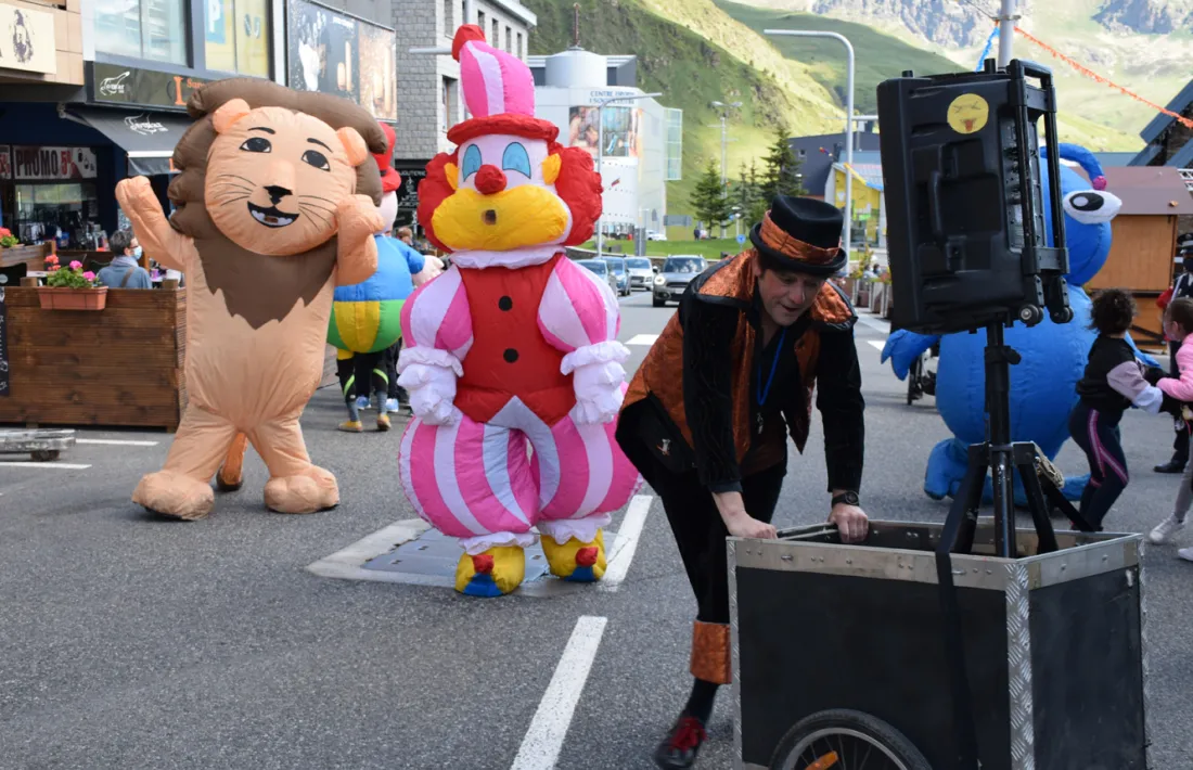 Desfilada infantil amb 'La família Gordini' pels carrers del Pas de la Casa.
