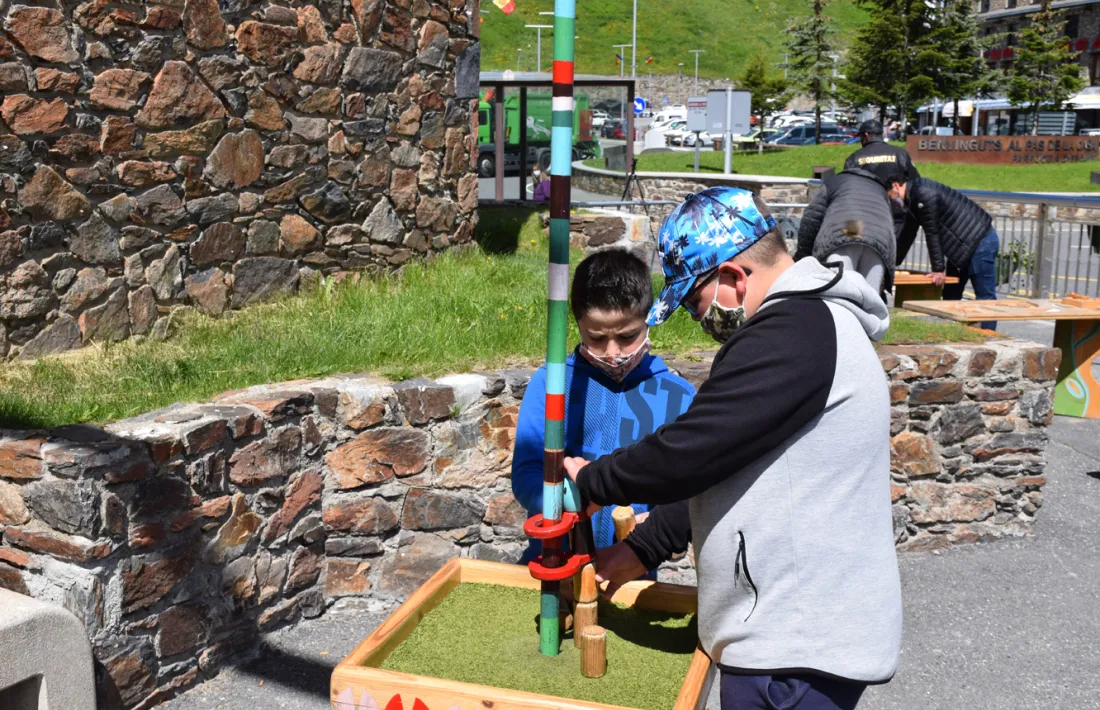 Canalla jugant als jocs infantils de la plaça de l'Església.