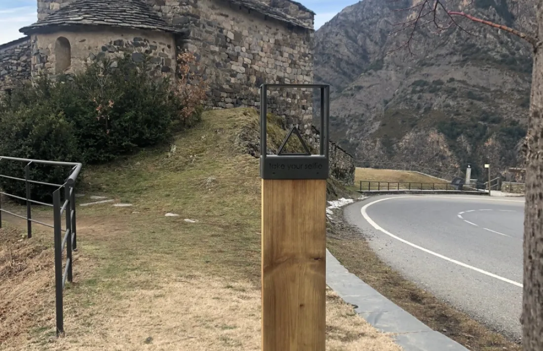 Vista de l'església de Sant Serni de Nagol.