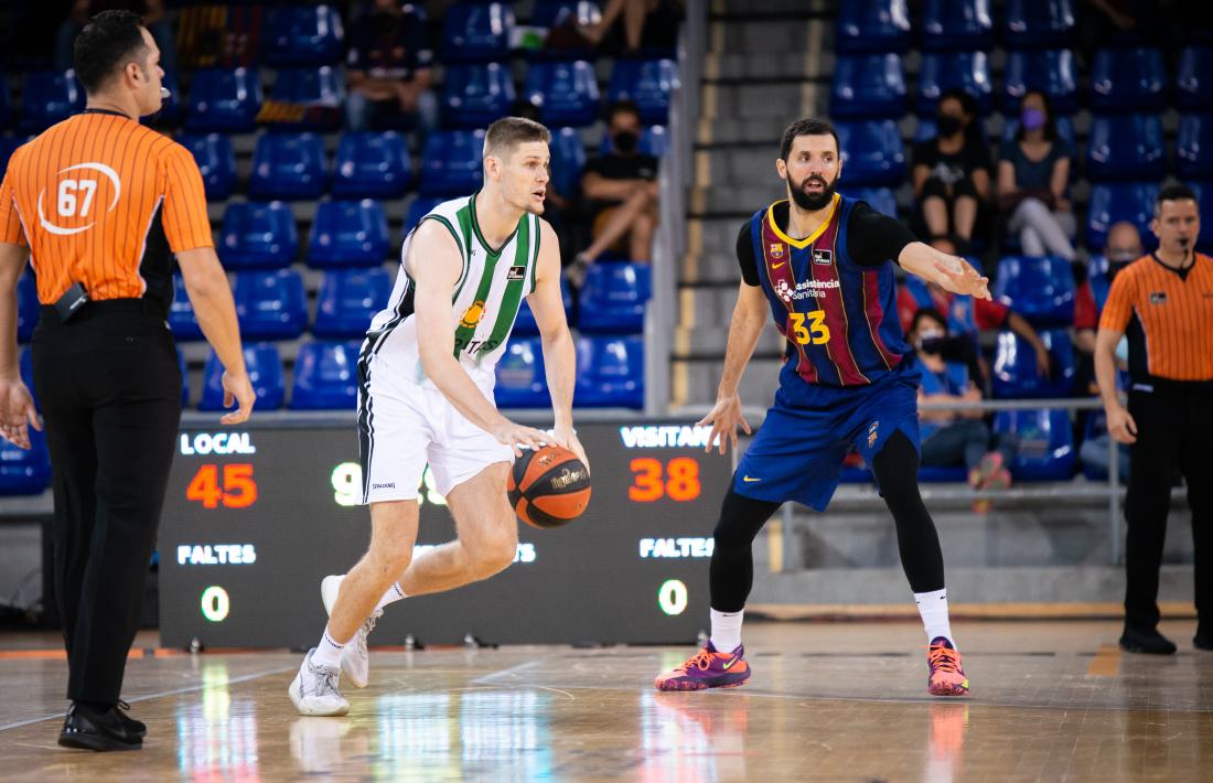 Conor Morgan defensat per Nikola Mirotic, a un dels partits de 'play-off' de quarts. Foto: ACB Photo / D. Grau