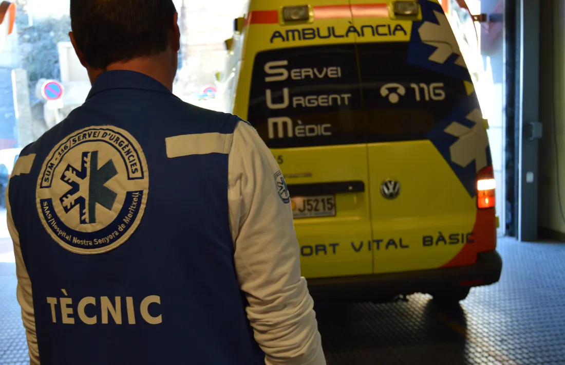 Un tècnic davant d'una ambulància.