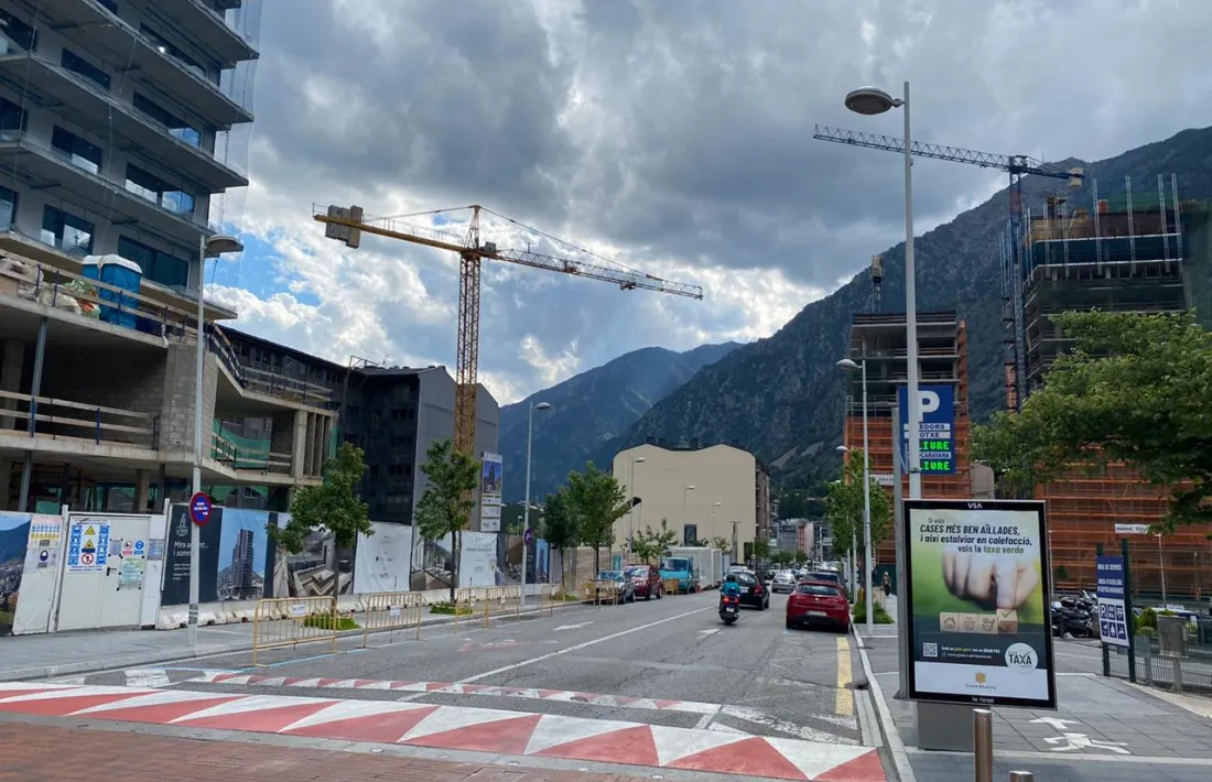 Perspectiva actual del Prat del Roure, amb el Carroi a la dreta i Enclar al fons, i que ha perdut òbviament l’aspecte virgilià de fa 80 anys.