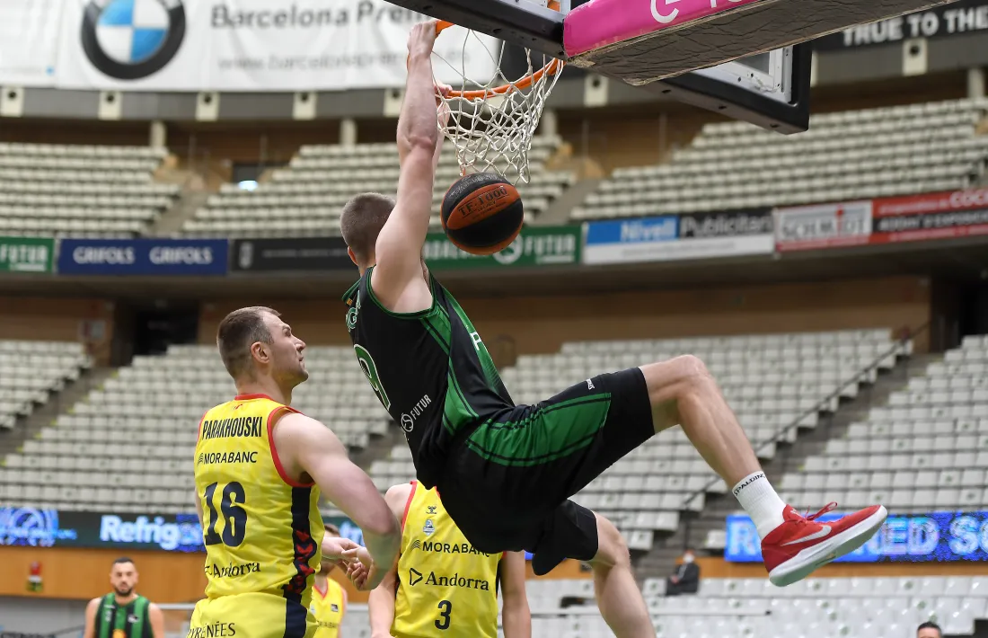 Conor Morgan, amb el Joventut Badalona, realitzant una esmaixada en el seu últim partit contra el BC MoraBanc a la Lliga ACB. Foto: ACB Photo / D. Grau