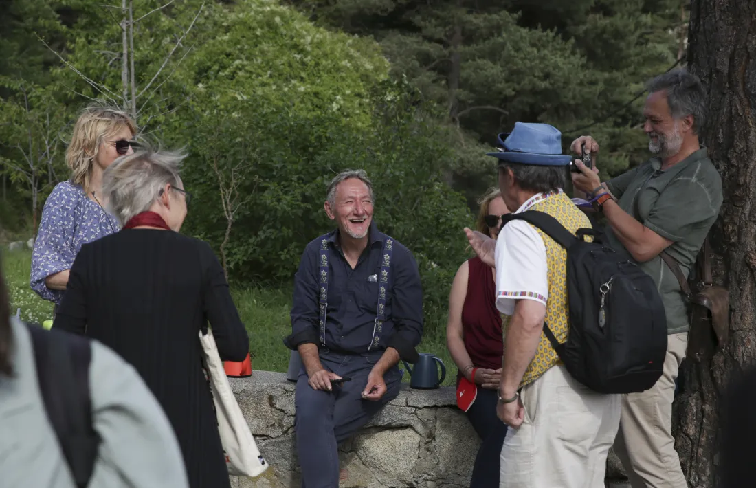 El britànic Bob Budd conversa (assegut) amb altres participants en la inauguració, artistes i convidats. 