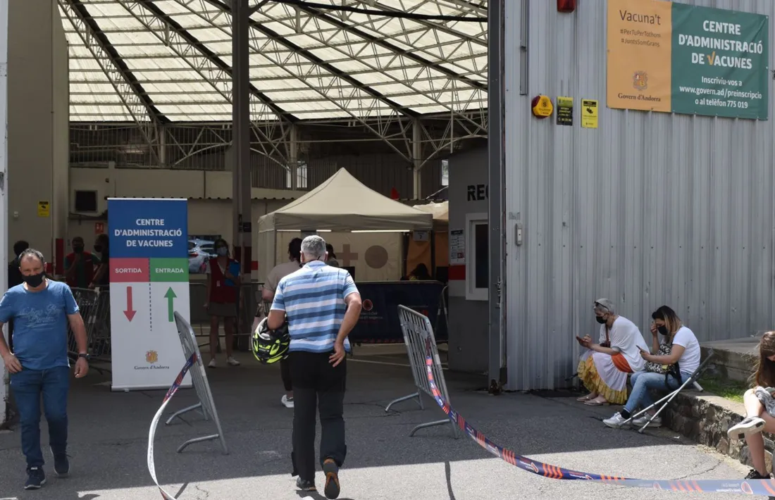 Ciutadans entrant al centre de vacunació de la plaça de Braus.