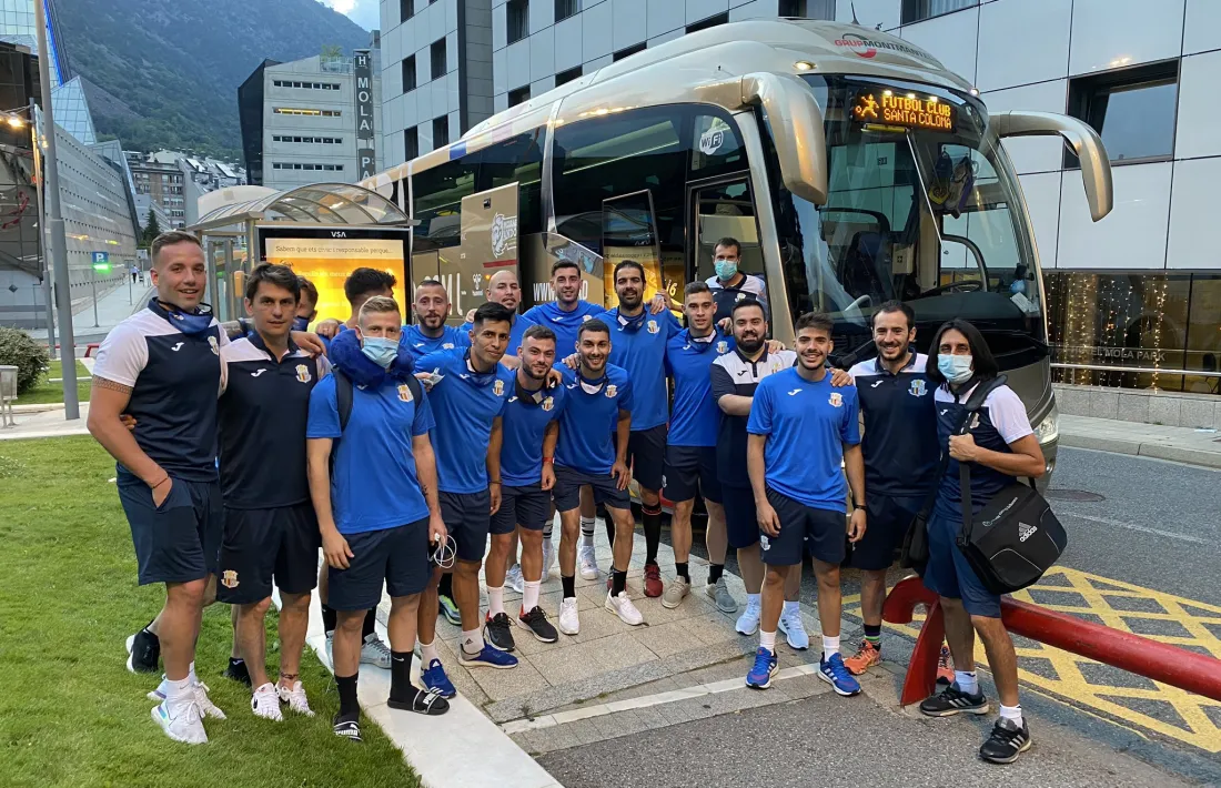 Els colomencs van viatjar en autobús. Foto: Twitter FC Santa Coloma