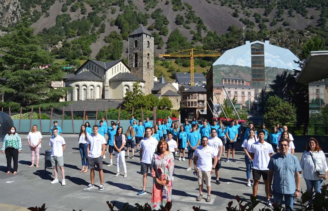 Els informadors turítics que treballaran aquest any per al Comú amb la cònsol major, Conxita Marsol i el conseller de Cultura i Promoció Turística, Miquel Canturri.