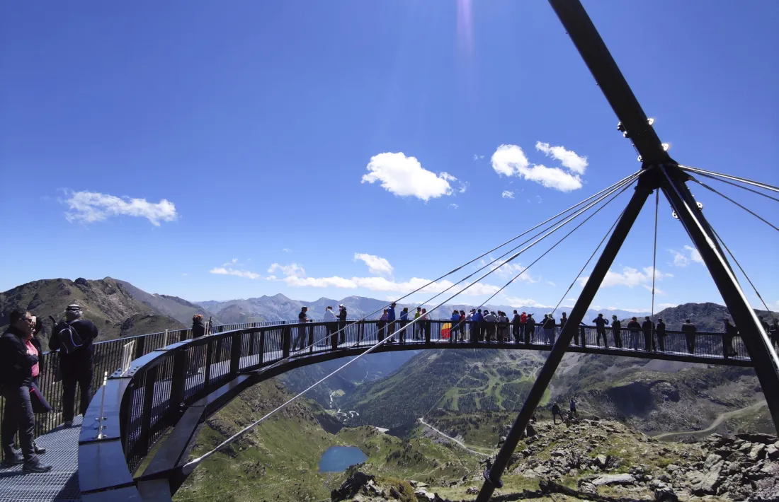 El mirador solar ofereix vistes panoràmiques dels llacs de Tristaina i la Pica d’Estats.