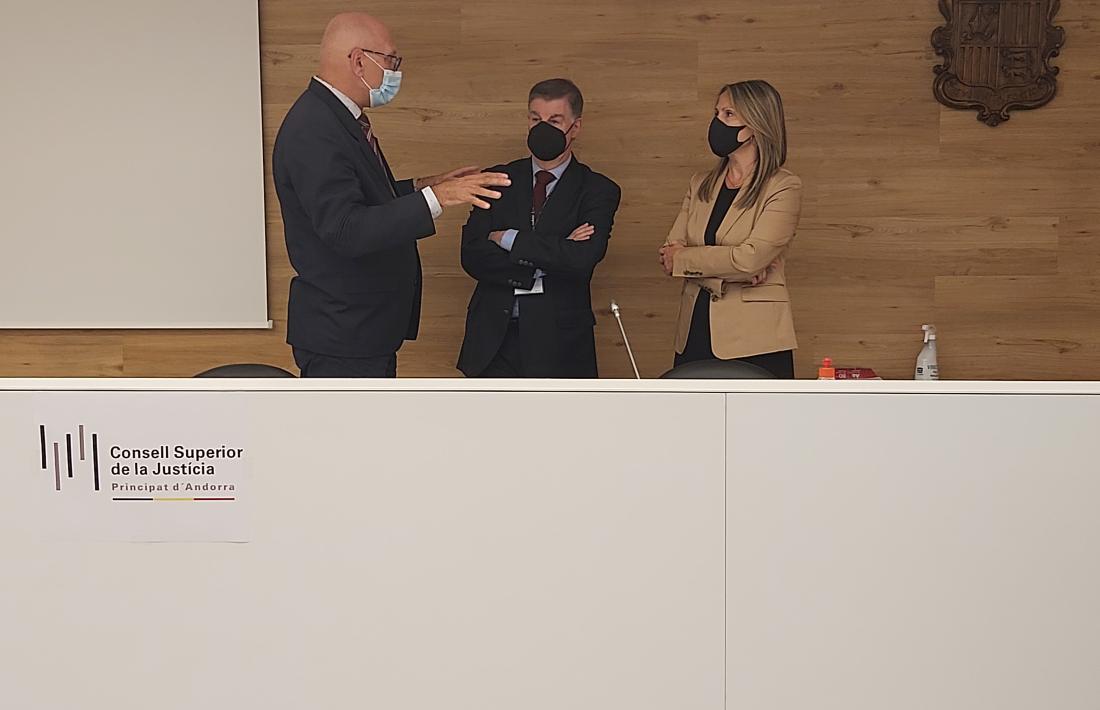 Miquel Nicolau, Enric Casadevall i Maica Torres abans de la signatura dels convenis.