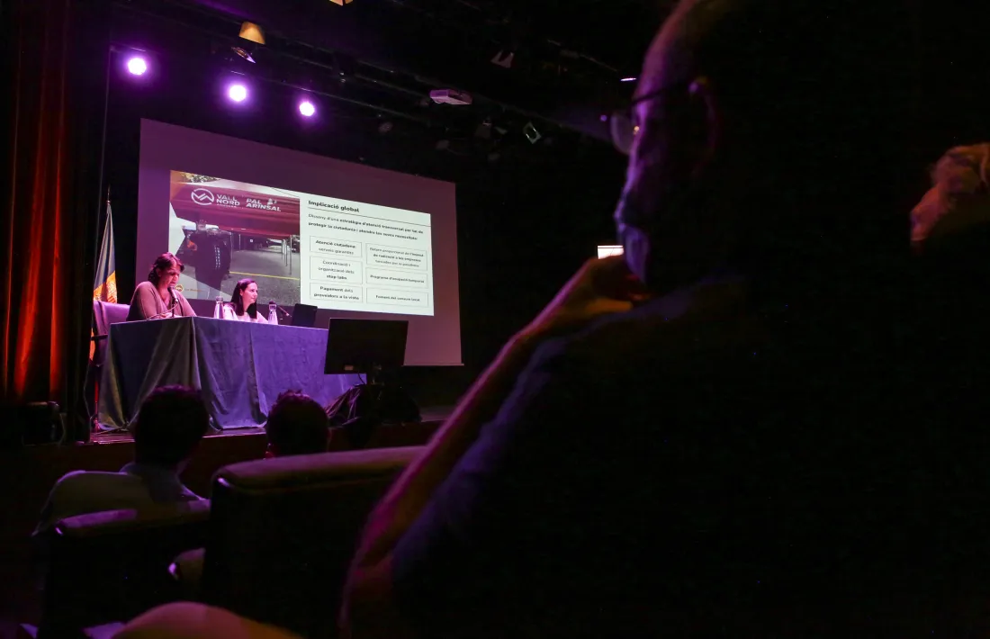 Un moment de la reunió de poble d’ahir al teatre de les Fontetes de la Massana.