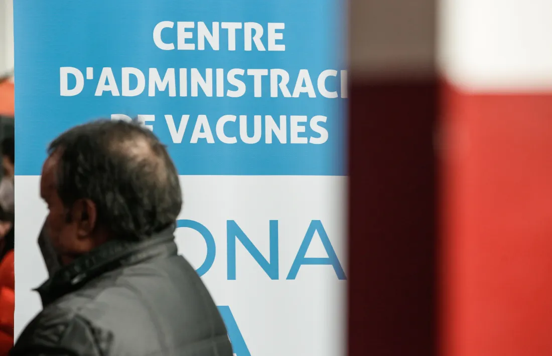 Una persona al centre de vacunació.