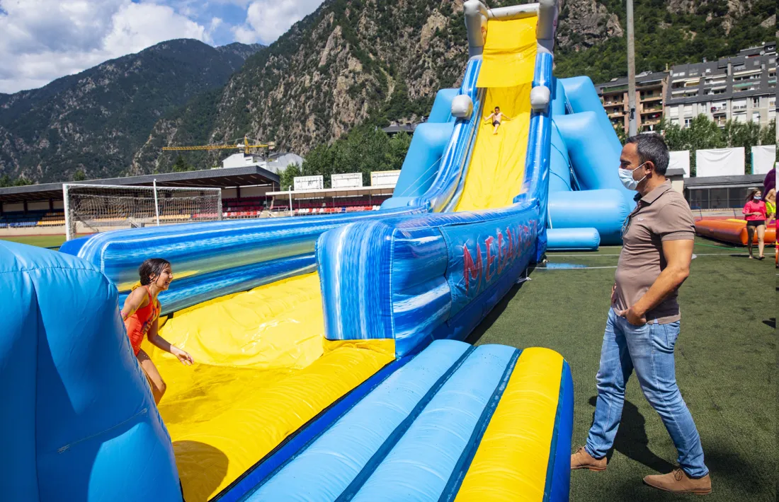 Infants en l'estrena de l'aquaparc amb el conseller Alain Cabanes.