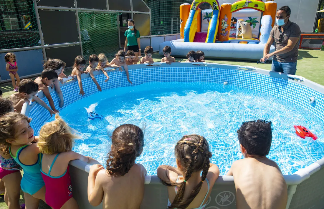 Infants en l'estrena de l'aquaparc amb el conseller Alain Cabanes.